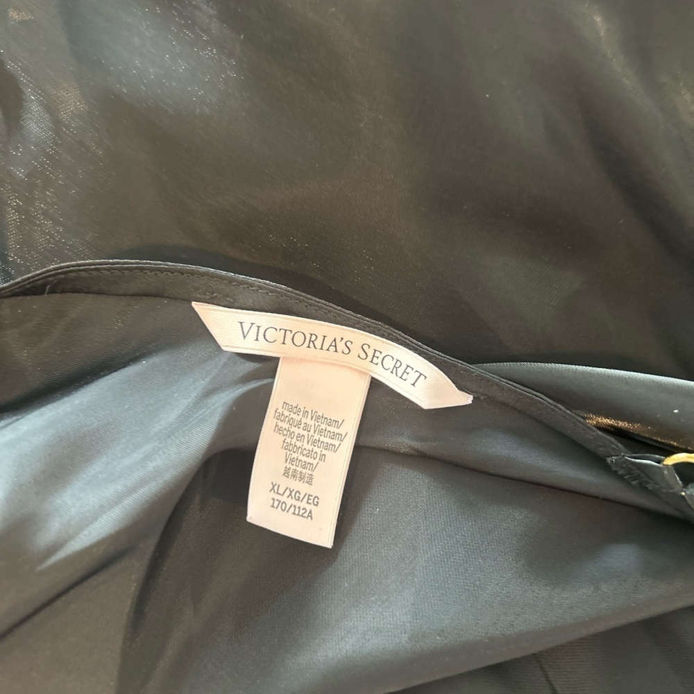 Victoria’s Secret Women’s Black Satin Long Slip

Size XL - Picture 5 of 5